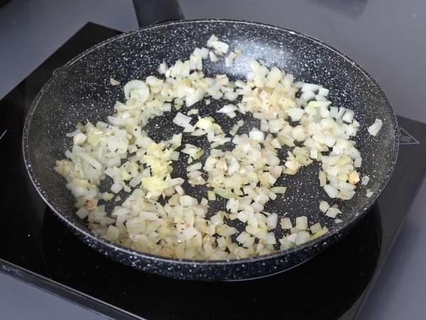 En gryta med kyckling, ris med tomat och paprika - Beredning steg 3