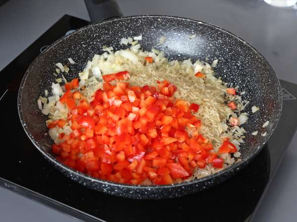 En gryta med kyckling, ris med tomat och paprika - Beredning steg 4