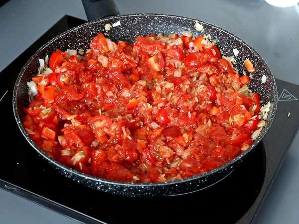 En gryta med kyckling, ris med tomat och paprika - Beredning steg 5