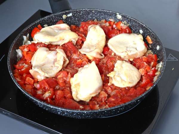 En gryta med kyckling, ris med tomat och paprika - Beredning steg 6