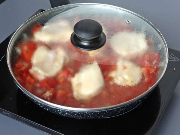 En gryta med kyckling, ris med tomat och paprika - Beredning steg 7