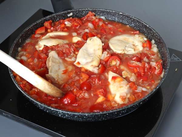 En gryta med kyckling, ris med tomat och paprika - Beredning steg 8