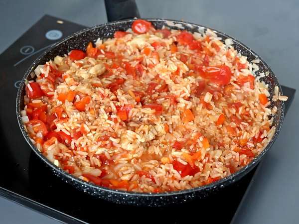 En gryta med kyckling, ris med tomat och paprika - Beredning steg 9