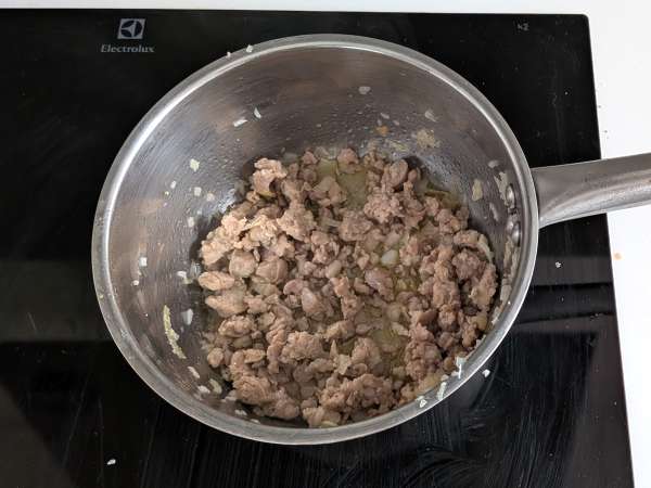 Ugnsbakad rigatoni-timbale med korv, bechamelsås och mozzarella - Beredning steg 1