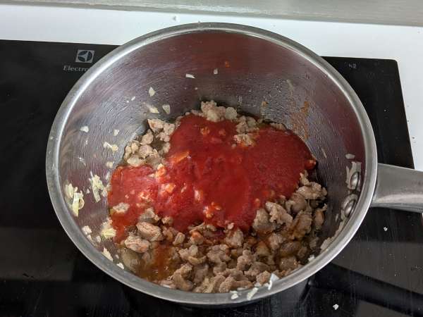 Ugnsbakad rigatoni-timbale med korv, bechamelsås och mozzarella - Beredning steg 2