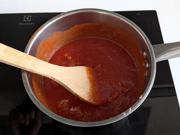 Ugnsbakad rigatoni-timbale med korv, bechamelsås och mozzarella - Beredning steg 3