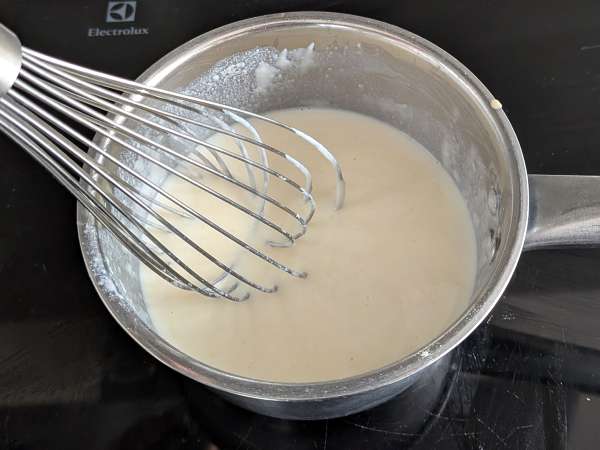 Ugnsbakad rigatoni-timbale med korv, bechamelsås och mozzarella - Beredning steg 5