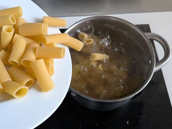 Ugnsbakad rigatoni-timbale med korv, bechamelsås och mozzarella - Beredning steg 6