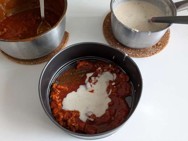 Ugnsbakad rigatoni-timbale med korv, bechamelsås och mozzarella - Beredning steg 7