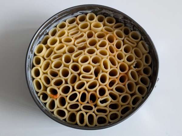 Ugnsbakad rigatoni-timbale med korv, bechamelsås och mozzarella - Beredning steg 9