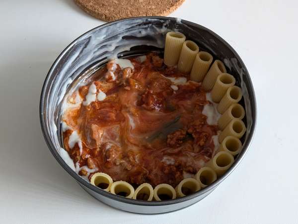 Ugnsbakad rigatoni-timbale med korv, bechamelsås och mozzarella - Beredning steg 8