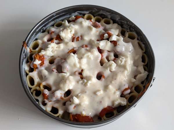 Ugnsbakad rigatoni-timbale med korv, bechamelsås och mozzarella - Beredning steg 10
