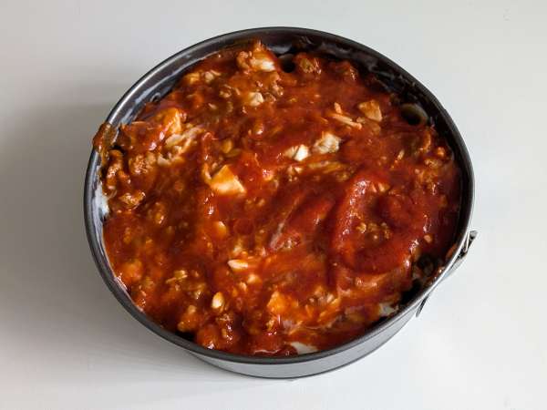 Ugnsbakad rigatoni-timbale med korv, bechamelsås och mozzarella - Beredning steg 11
