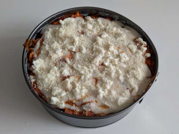 Ugnsbakad rigatoni-timbale med korv, bechamelsås och mozzarella - Beredning steg 12