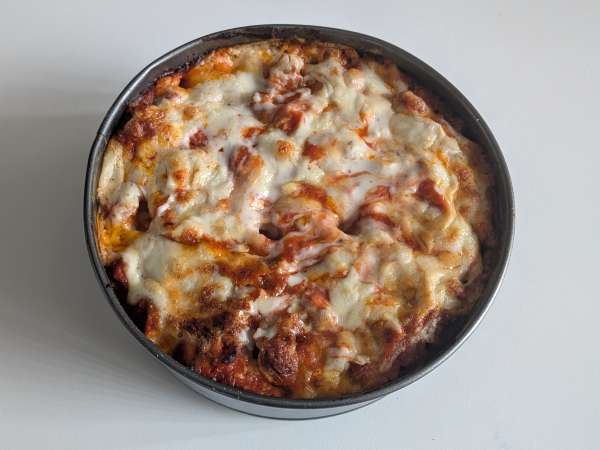 Ugnsbakad rigatoni-timbale med korv, bechamelsås och mozzarella - Beredning steg 13