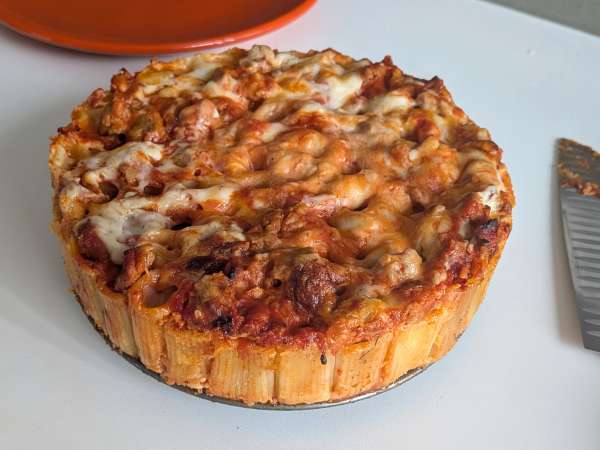 Ugnsbakad rigatoni-timbale med korv, bechamelsås och mozzarella - Beredning steg 14