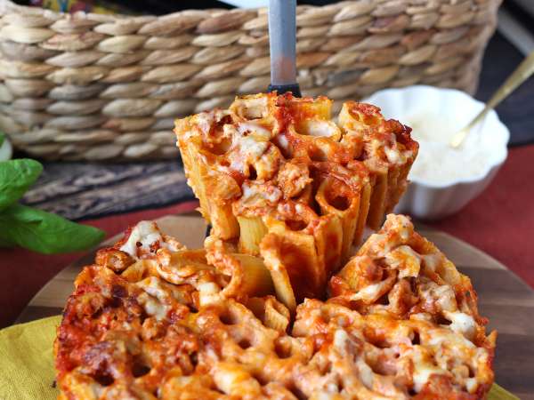 Ugnsbakad rigatoni-timbale med korv, bechamelsås och mozzarella - Beredning steg 15