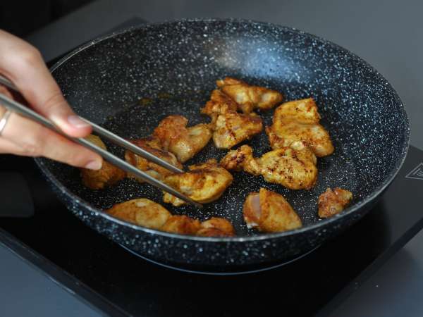 Udon-nudlar med kyckling och en krämig thailändsk currysås - Beredning steg 2