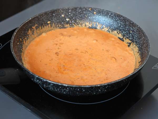 Udon-nudlar med kyckling och en krämig thailändsk currysås - Beredning steg 4