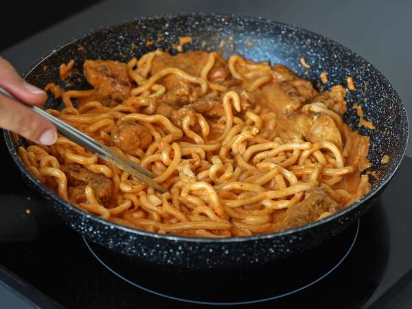 Udon-nudlar med kyckling och en krämig thailändsk currysås - Beredning steg 5