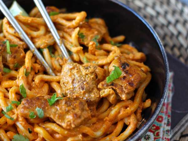 Udon-nudlar med kyckling och en krämig thailändsk currysås - Beredning steg 6