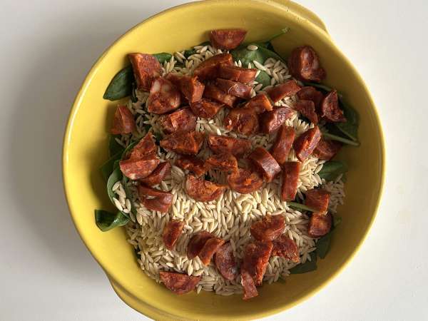 One pot-orzo med paprika, chorizo och spenat - Beredning steg 3