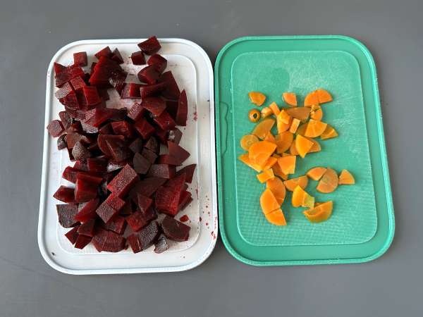Rödbetssallad med grillad halloumi - Beredning steg 1