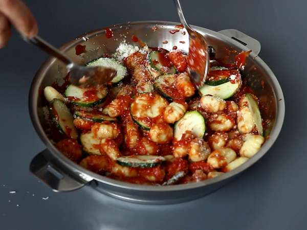 Snabbrecept på gratäng med gnocchi, zucchini och mozzarella - Beredning steg 3