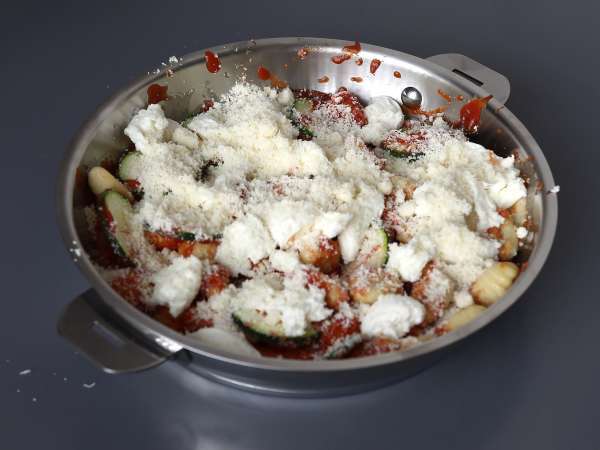 Snabbrecept på gratäng med gnocchi, zucchini och mozzarella - Beredning steg 4