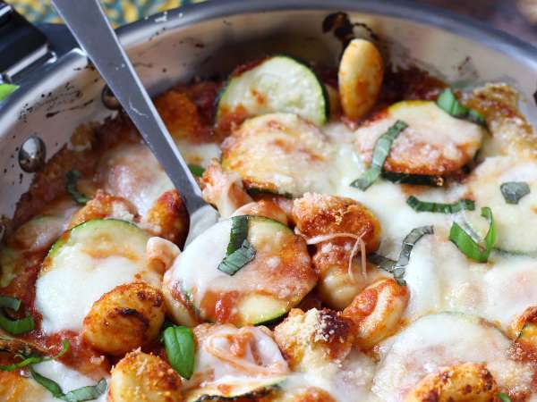 Snabbrecept på gratäng med gnocchi, zucchini och mozzarella - Beredning steg 6