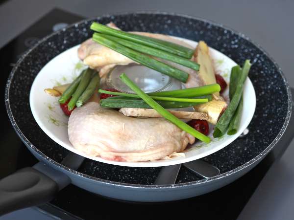 Kinesisk ångkokt kyckling med ingefära – otroligt mör och aromatisk - Beredning steg 2