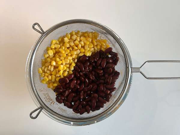 Proteinsallad med quinoa, röda bönor och majs - Beredning steg 3