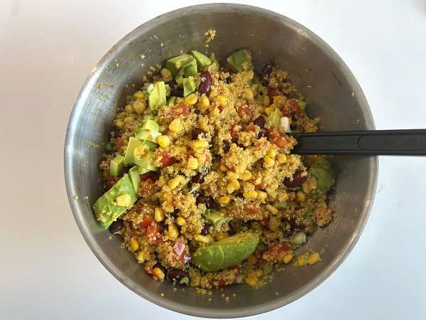 Proteinsallad med quinoa, röda bönor och majs - Beredning steg 7