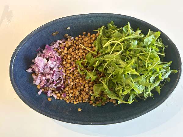 Proteinrik linssallad med cottage cheese – enkelt och snabbt - Beredning steg 2