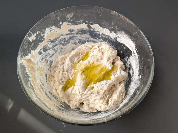 En tjock och fluffig focaccia med körsbärstomater, oliver och oregano - Beredning steg 3