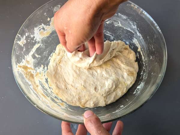 En tjock och fluffig focaccia med körsbärstomater, oliver och oregano - Beredning steg 5