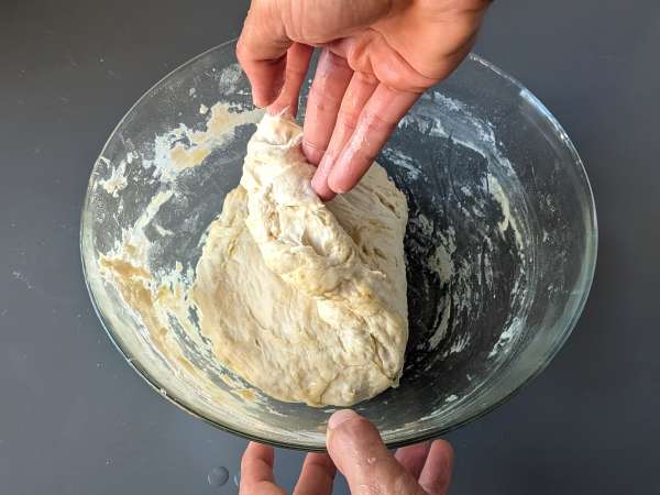 En tjock och fluffig focaccia med körsbärstomater, oliver och oregano - Beredning steg 6