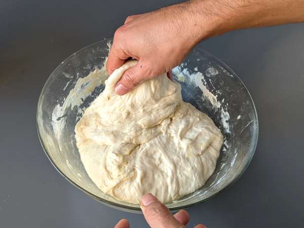 En tjock och fluffig focaccia med körsbärstomater, oliver och oregano - Beredning steg 7