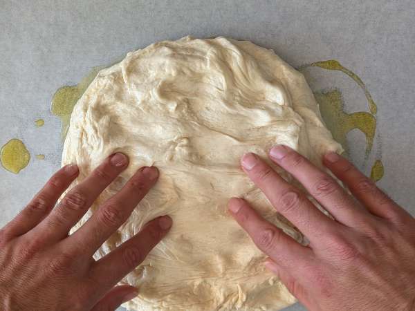 En tjock och fluffig focaccia med körsbärstomater, oliver och oregano - Beredning steg 8