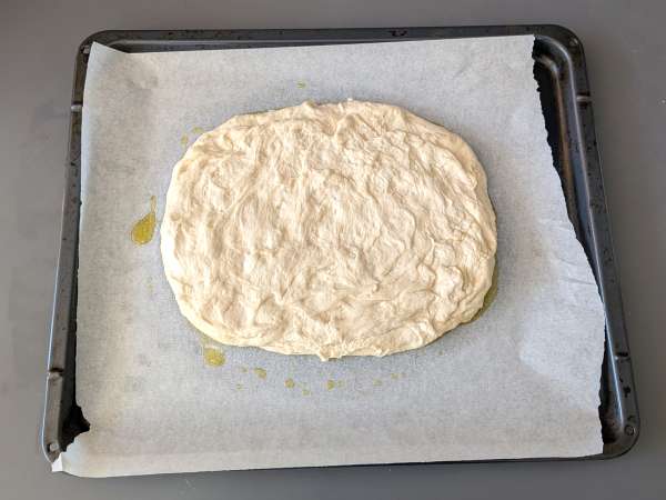 En tjock och fluffig focaccia med körsbärstomater, oliver och oregano - Beredning steg 9