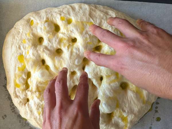 En tjock och fluffig focaccia med körsbärstomater, oliver och oregano - Beredning steg 10