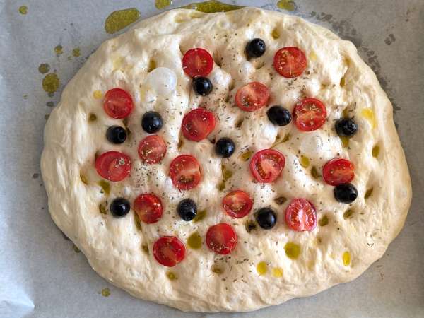 En tjock och fluffig focaccia med körsbärstomater, oliver och oregano - Beredning steg 11