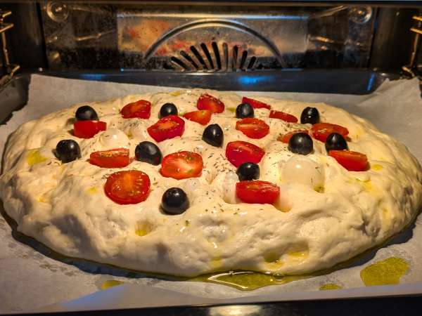 En tjock och fluffig focaccia med körsbärstomater, oliver och oregano - Beredning steg 12