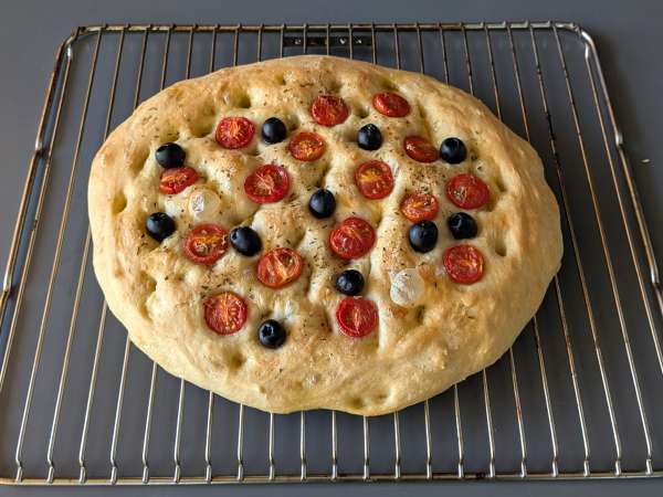 En tjock och fluffig focaccia med körsbärstomater, oliver och oregano - Beredning steg 13