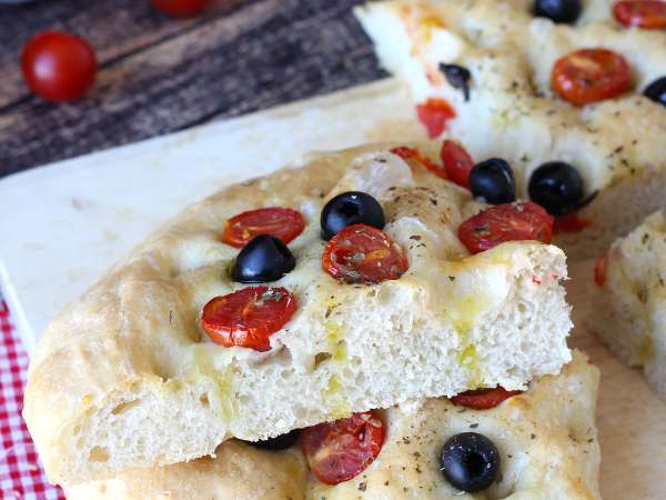 En tjock och fluffig focaccia med körsbärstomater, oliver och oregano - Beredning steg 14