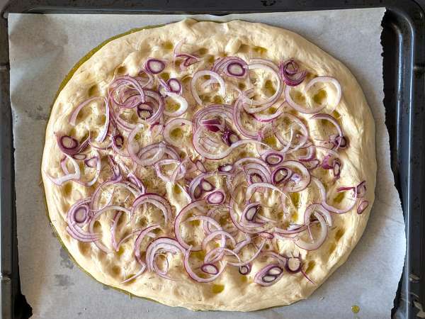Rustik focaccia med lök och rosmarin - Beredning steg 10