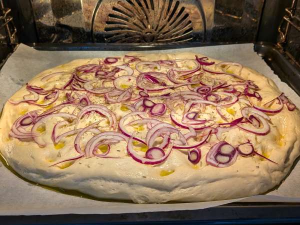 Rustik focaccia med lök och rosmarin - Beredning steg 11