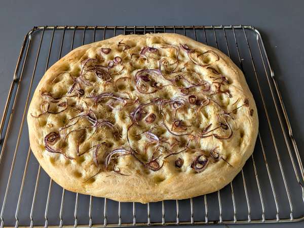 Rustik focaccia med lök och rosmarin - Beredning steg 12