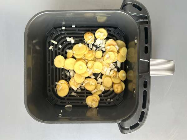 Kolja tillagad i luftfritösen med vitvinssås, potatis och grönsaker - Beredning steg 2