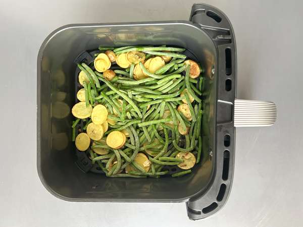 Kolja tillagad i luftfritösen med vitvinssås, potatis och grönsaker - Beredning steg 3